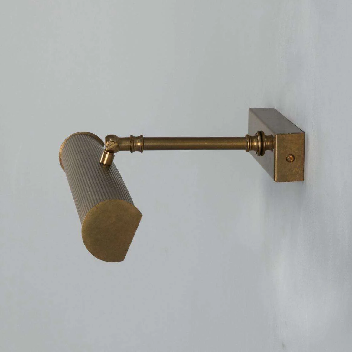 Cambridge Adjustable Reeded Brass Picture Light - Image 7