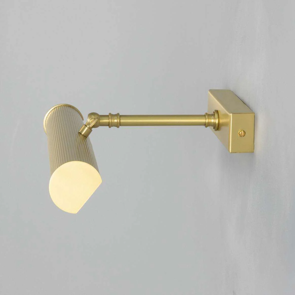 Cambridge Adjustable Reeded Brass Picture Light - Image 9